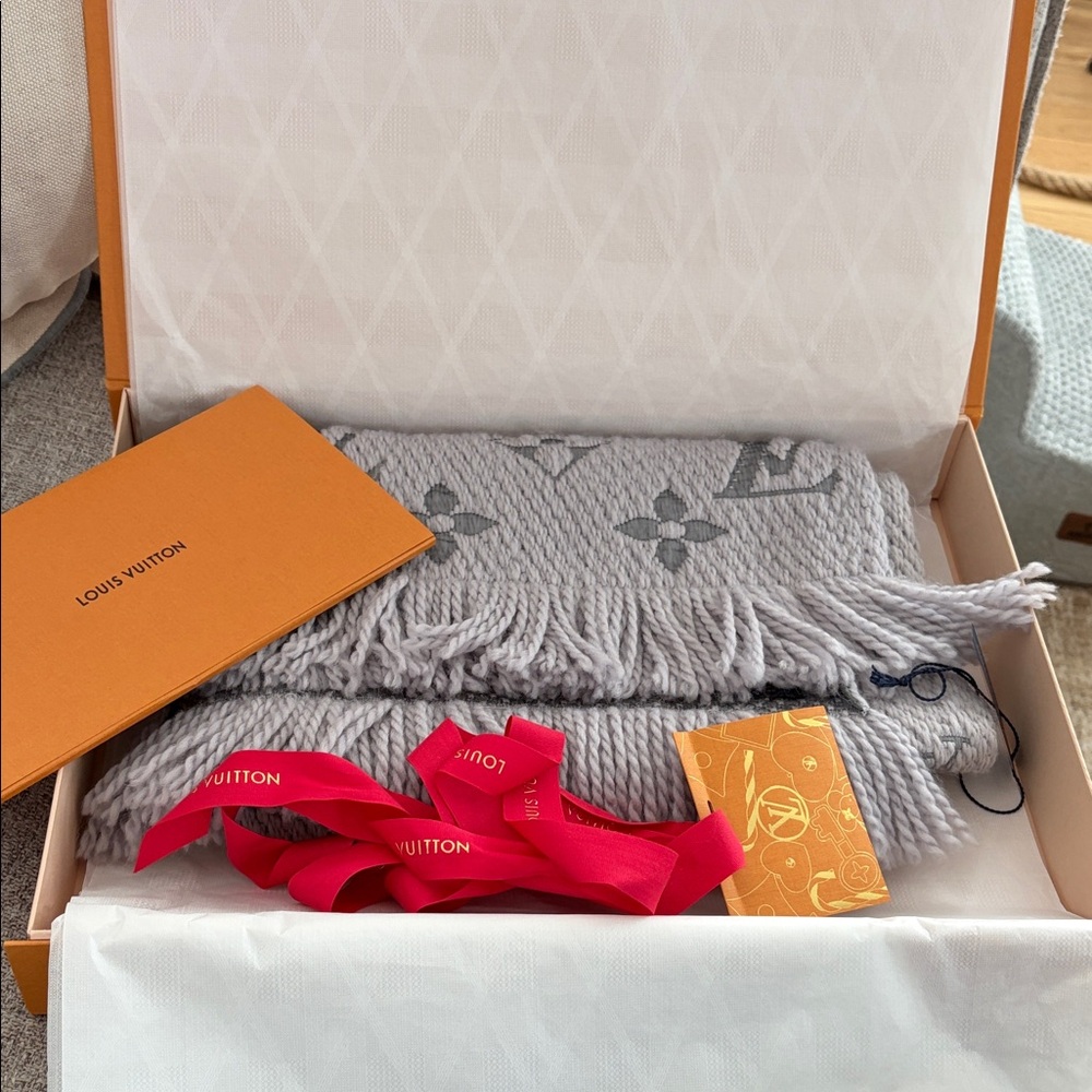 Louis Vuitton Light Gray Knit Scarf with Box